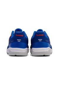 Scarpe da ginnastica blu con tomaia in rete, suola bianca e dettagli arancioni. Presentano un tallone imbottito e il marchio "AEROTECH" sulla suola.