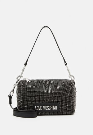 Sac de soirée rectangulaire noir avec clous argentés, patch logo "Love Moschino" et bandoulières amovibles pour épaule et main.