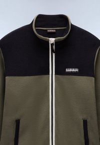 Giacca in fleece con colletto alto, caratterizzata da un design a blocchi di colore verde oliva e blu navy, con zip frontale e tasche laterali nere.