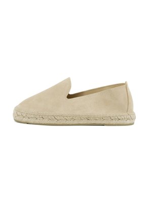 Espadrilla beige in camoscio senza lacci con suola di juta intrecciata e suola piatta in gomma, vista di lato.