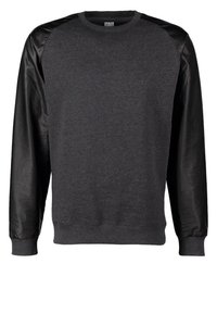 Sudadera gris oscuro con mangas raglán de cuero negro. Presenta un cuello redondo, puños y dobladillo acanalados, fabricada con un tejido cómodo.