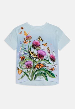T-shirt azzurro chiaro con una stampa grafica dettagliata di farfalle colorate e fiori viola, con un design comodo e ampio.