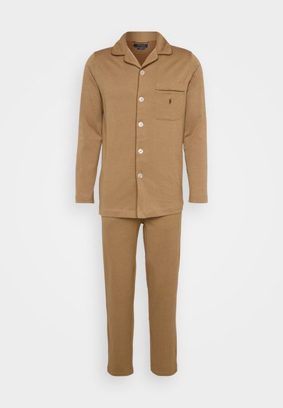 Pyjama-Set aus hellbraunem strukturiertem Stoff. Langärmlige, knöpfbare Bluse mit Brusttasche; passende Hose mit geradem Schnitt.