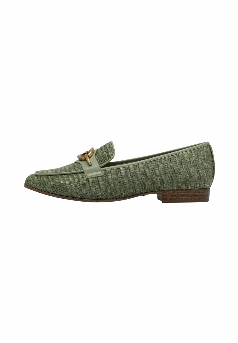 Mocassin tissé vert à talon bas avec détail en métal doré sur la tige, bout arrondi et semelle marron, vu de côté.