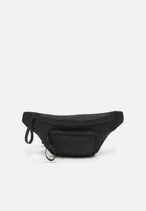 Fanny pack en tissu noir de forme arrondie, avec un compartiment principal zippé et une petite poche avant zippée. Finition texturée.