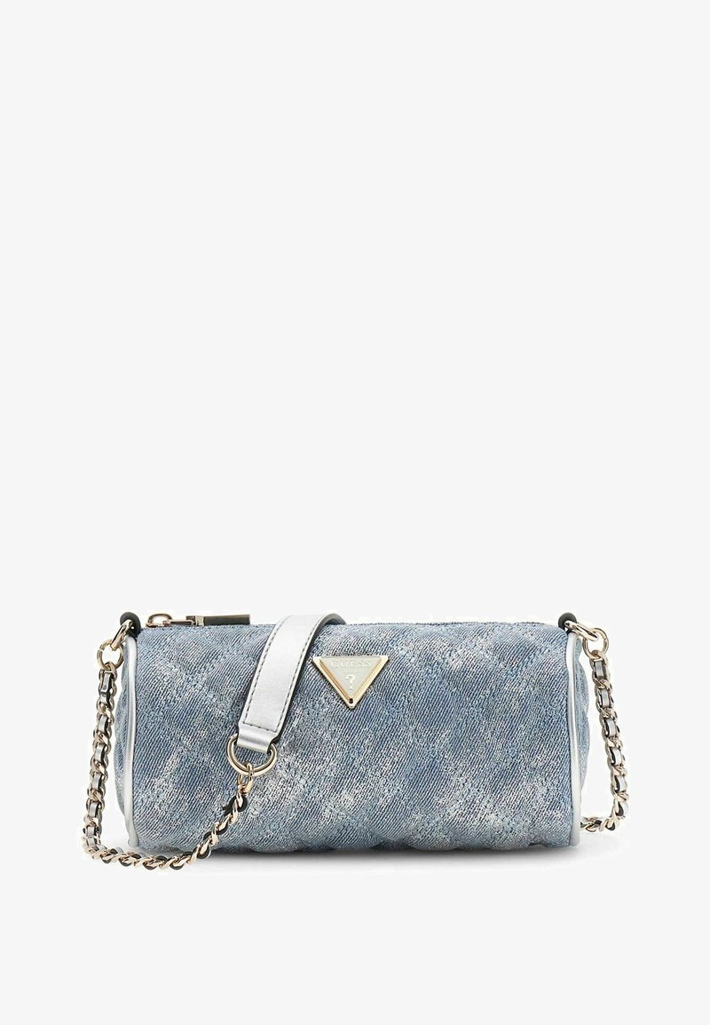 Mała cylindryczna torba na ramię z denimu z srebrnym łańcuszkiem i trójkątnym złotym logo Guess z przodu.
