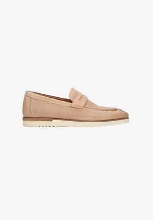 Helle rosa Lederloafers mit durchlöchertem Design, flacher weißer Sohle und dekorativem Riemen über dem Spann. Strukturierte Oberfläche.