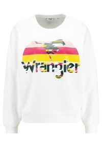 Felpa bianca con un cavallo salterino multicolore e il logo testuale "Wrangler" in strisce rosa, gialle e nere sul davanti.