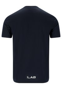 Meri sininen urheilupaita, lyhyet hihat, pyöreä kaula-aukko, sileä pinta, jossa on valkoinen logo alas selässä.