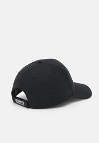 Schwarze Baseballkappe mit gebogenem Schirm, aus strukturiertem Material. Verfügt über einen hinten verstellbaren Riemen mit dem Branding "Liverpool Football Club".