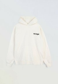 Kremowa bluza z kapturem z przednią kieszenią typu kangur i małym czarnym napisem "ravage" na lewej piersi.