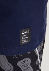 Nike Performance Triko s potiskem - dark blue