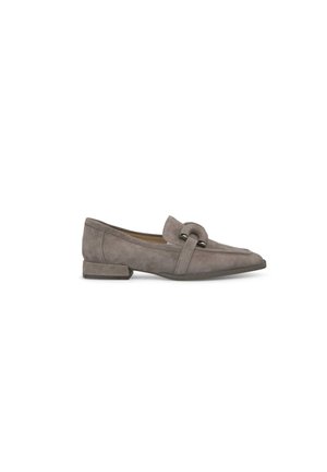 Grijze suède loafers met een spitse neus en een kleine blokhak, voorzien van een decoratieve knoopdetail aan de voorkant. Glad oppervlak, minimalistisch ontwerp.