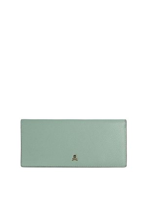 Cartera rectangular de cuero texturizado de color verde claro con un pequeño emblema dorado de calavera y tibias cruzadas centrado debajo del medio.