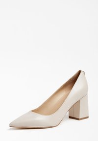 Escarpin en simili cuir beige à talon, avec un bout pointu, un talon bloc et une texture lisse ; accentué par un design à dos bas.