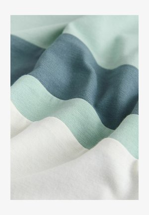 Material dungat, din bumbac moale, în culori alternante verde deschis, verde închis și alb, cu o textură netedă și un luciu subtil.