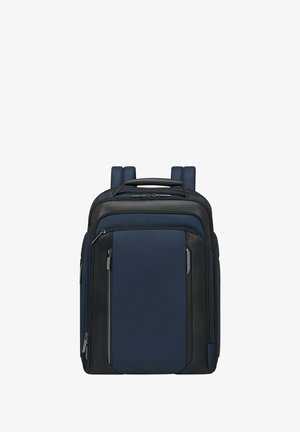 Zaino navy e nero con forma rettangolare, multiple tasche, zip e spallacci imbottiti. Realizzato in tessuto resistente con una superficie liscia.