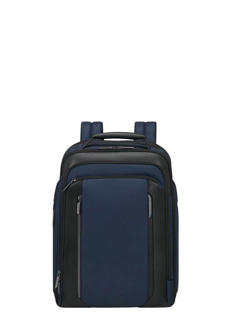 Zaino navy e nero con forma rettangolare, multiple tasche, zip e spallacci imbottiti. Realizzato in tessuto resistente con una superficie liscia.