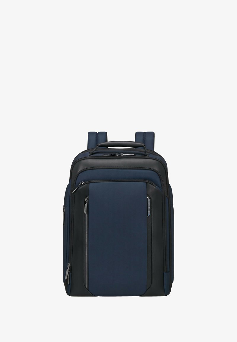 Zaino navy e nero con forma rettangolare, multiple tasche, zip e spallacci imbottiti. Realizzato in tessuto resistente con una superficie liscia.