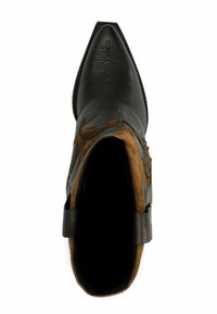 Zwarte leren cowboylaars met een puntige neus, decoratieve stiksels aan de bovenkant en een bruin vlamachtig patroon aan de zijkanten, gezien vanuit boven.