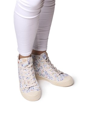 Wysokie sneakersy z delikatnym kwiatowym wzorem na materiałach płóciennych, kremowa gumowa podeszwa i beżowe sznurówki; widoczne szycie i metka z logo.