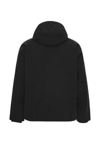 Svart vattentät jacka med huva, långa ärmar och en minimalistisk design. Har slät textur och inga synliga varumärken eller accenter.