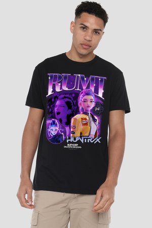 Mann trägt schwarzen T-Shirt mit lila-themed Grafik einer animierten weiblichen Figur in gelber Jacke und dem Text "RUMI HUNTRX KPOP DEMON HUNTERS".