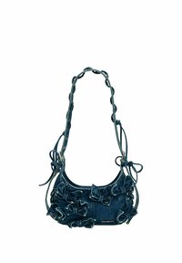 Bolso de denim con detalles fruncidos, color azul oscuro, forma curvada, correa ajustable y detalle de logo. Presenta una superficie texturizada.