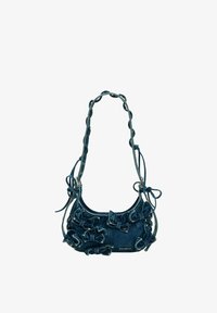 Bolso de denim con detalles fruncidos, color azul oscuro, forma curvada, correa ajustable y detalle de logo. Presenta una superficie texturizada.
