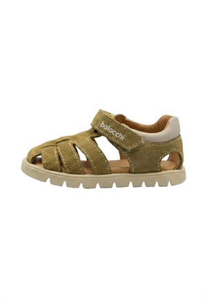 Sandalo da bambino in camoscio verde oliva con punta aperta, cinturini traforati, suola beige imbottita e cinturino in velcro regolabile con logo "balocchi".