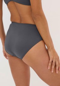 Costume da bagno a vita alta in grigio. Tessuto liscio ed elastico con cuciture a zigzag lungo i bordi, che offre una vestibilità aderente.