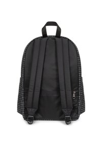 Czarny plecak z tkaniny z wyściełanymi szelkami, akcentami w kratkę, przednią kieszenią na zamek błyskawiczny oraz wzmocnioną górną rączką do noszenia.