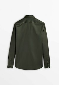 Camicia raccoglibile verde scuro con maniche lunghe, texture liscia, dettaglio con yoke posteriore e polsini regolabili con bottoni neri.