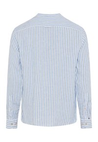 Camicia lightweight a maniche lunghe azzurro chiaro e bianco a righe verticali, con scollo rotondo e polsini con bottone. Tessuto morbido e strutturato.