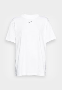 Bílá bavlněná triko s krátkým rukávem, kulatým výstřihem a malým černým logem Nike na hrudi. Jednoduchý design s volným střihem.