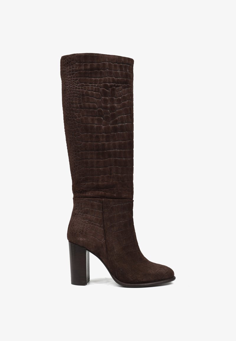 Brązowy zamszowy półbut o wysokości do kolan z krokomierzowym wzorem i kwadratowym obcasem. Posiada gładki nos i dopasowane wykończenie u góry.