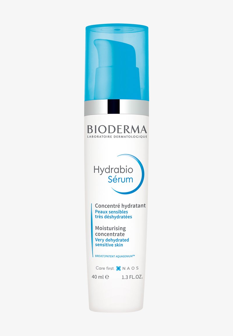 Siero Bioderma Hydrabio in una bottiglia bianca con un erogatore blu. Presenta accenti blu e argento, etichettato per pelli molto disidratate e sensibili, 40 ml.