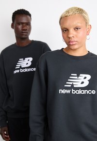 New Balance ESSENTIALS LOGO CREW UNISEX - Športni pulover - black