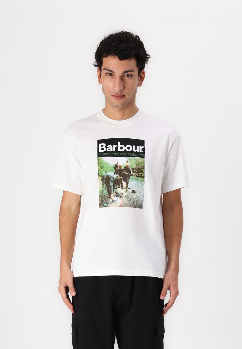 Tricou alb din bumbac, cu un imprimeu grafic rectangular, având textul negru și verde "Barbour" și o scenă în aer liber. Mâneci scurte, gât rotund.