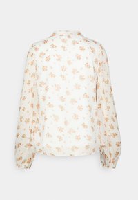 Blusa de manga longa em tecido leve com base branca e padrão floral em toda a peça em rosa e verde. Decote alto e mangas franzidas.