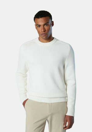 Maglione bianco lavorato a maglia con scollo rotondo, polsini e orlo a costine. Presenta una texture sottile e dettagli delle cuciture sulle spalle.