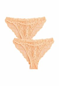 Perzikenkleurige kanten slipjes met bloemmotieven, gegolfde randen en een zachte textuur. Twee paren tentoongesteld, die hun delicate ontwerp laten zien.