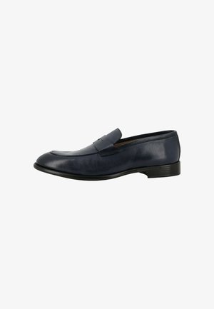 Mocassino da uomo in pelle blu scuro, senza stringhe, con tacco basso nero e un cinturino sopra la tomaia, mostrato di profilo su sfondo bianco.