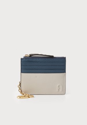 Portafoglio in pelle nei colori navy e beige. Presenta diverse fessure per carte, un compartimento con zip e un attacco a catena dorata.
