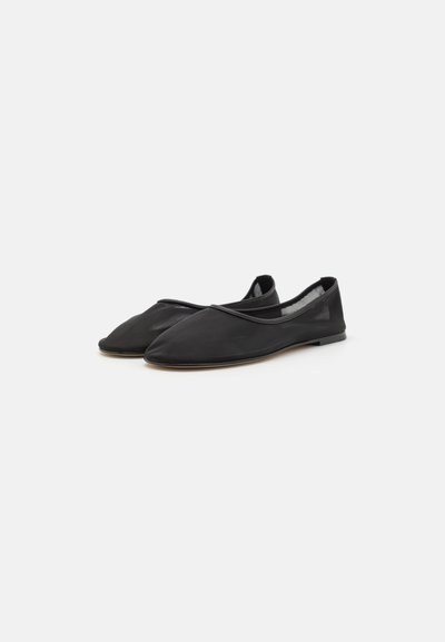 Ballerines noires avec une finition lisse, un bout arrondi et un design minimaliste. Comprend une fine bordure le long du haut et une semelle plate.