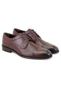 Braune Leder-Oxfords mit glatter Oberfläche, runder Zehenform und Schnürung. Sie verfügen über eine dezente Kappennaht und einen flachen Absatz.