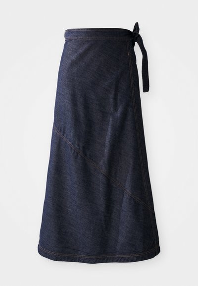Tumme sininen denim-kietaisuhame, jossa on sidottu vyötärö. Hameessa on viistoja ompeleita ja sileä pinta. Pituus ulottuu juuri polven alapuolelle.