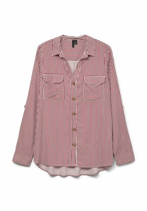 Rood-witte gestreepte lange mouwen blouse met twee borstzakken, kraag en een gebogen zoom. Het materiaal lijkt lichtgewicht en soepel.