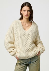 Wrangler LONG SLEEVE V NECK CABLE - RELAXED FIT - Strickpullover - ivory