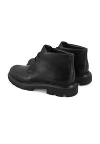 Zwarte leren enkelboots met een gestructureerde afwerking, ronde neus en dikke rubberen zool met een profiel. Veters aan de voorkant.